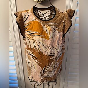 Dr2 top with crotchet neck and sleeve. Size Lg. NWT.